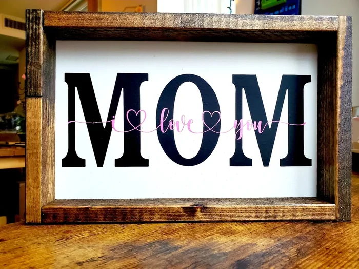 Framed ‘Mom, I Love You’ Sign – A Perfect Gift to Show Your Appreciation