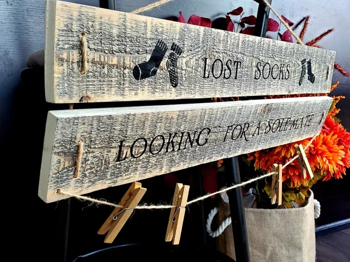 Lost Socks Laundry Room Sign – A Fun and Stylish Way to Keep Track of Your Socks!